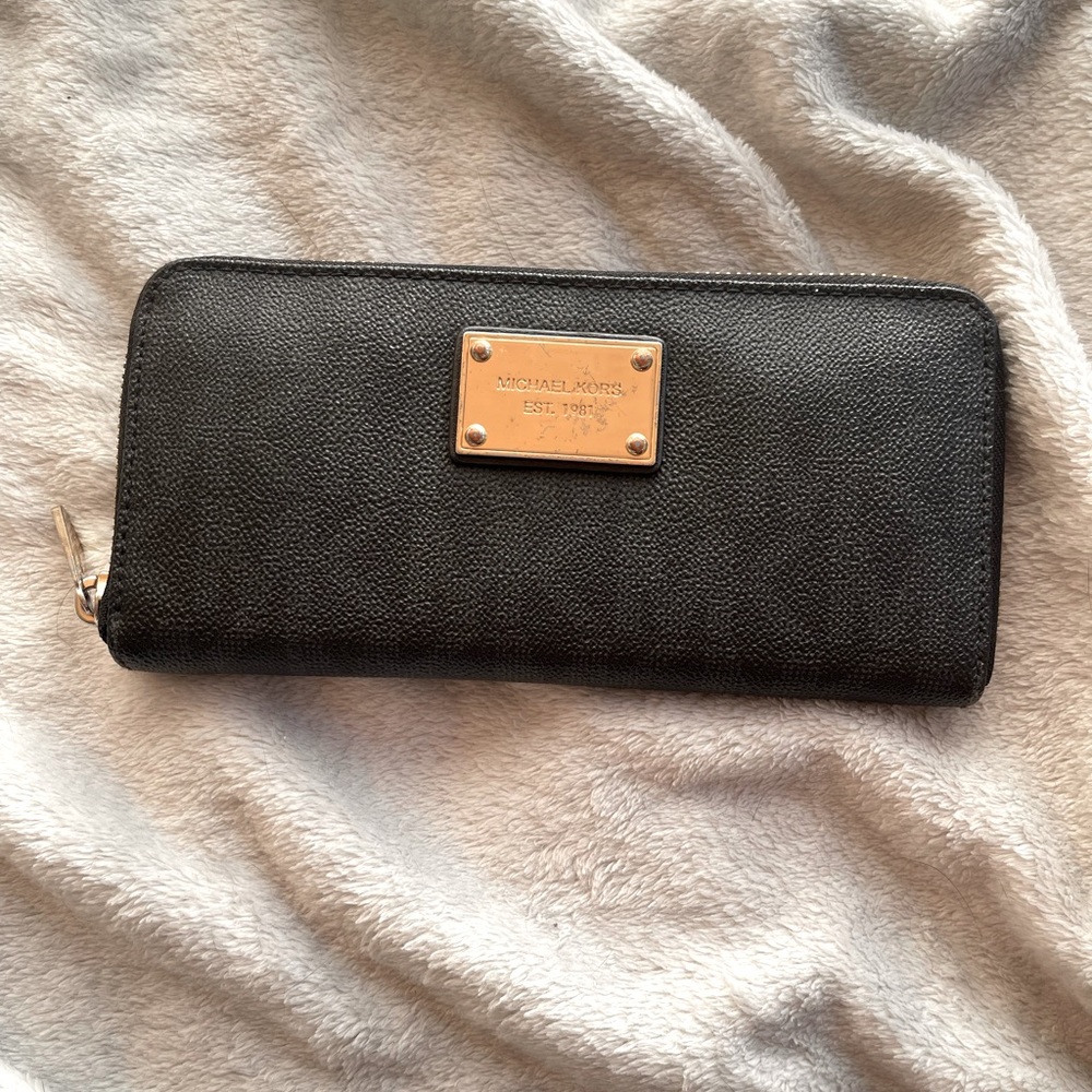 Michael Kors Zip Wallet
